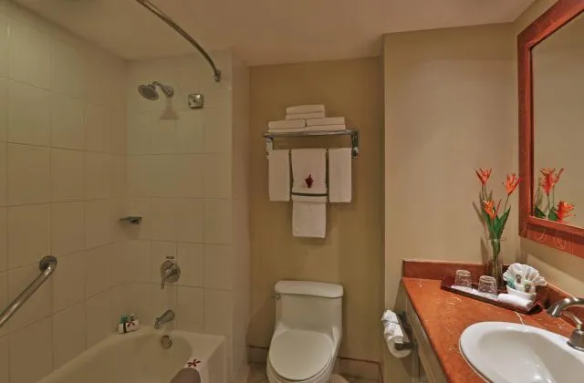 Hotel Quality Real Aeropuerto Santo Domingo Room bathroom